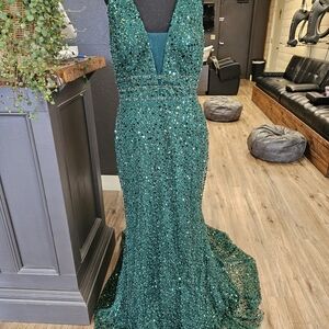 Elegant Emerald Sequin V-Neck Wedding Dress